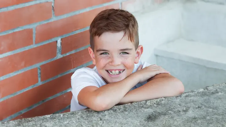 Junge mit Zahnzusatzversicherung für Kinder und Zahnspange