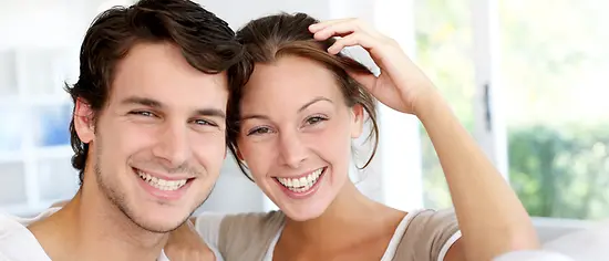 Professionelle Zahnreinigung: Junges Paar lächelt