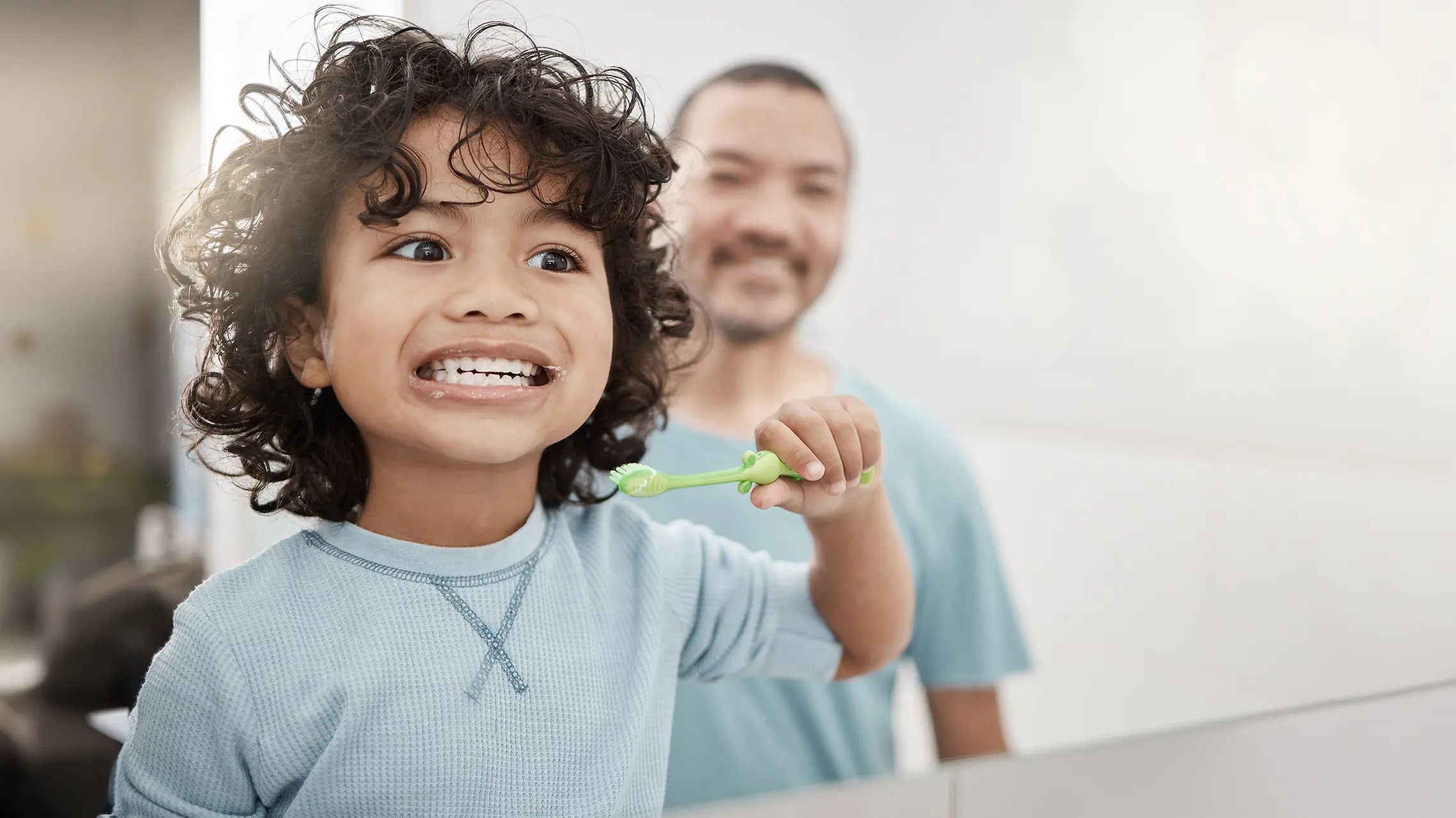  Zähneputzen bei Kindern: Richtige Zahnpflege & Tipps für Techniken bei 