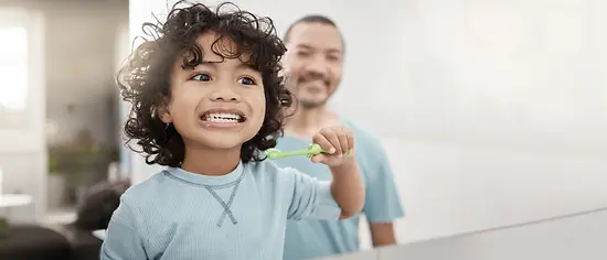 Junge mit Zahnbürste und Vater: Zähne putzen Kind