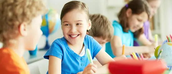 Lachende Kinder im Klassenraum - Schiefe Zähne Kinder