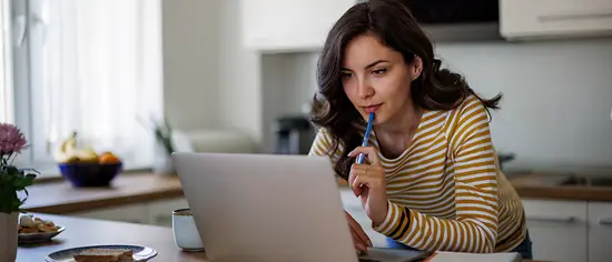 Frau am Laptop - Female Finance
